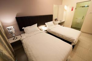 Postel nebo postele na pokoji v ubytování Seven Hotel