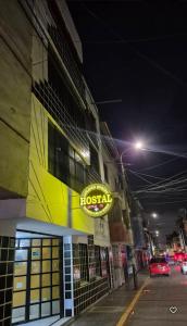 ein Krankenhausschild an der Seite eines Gebäudes bei Nacht in der Unterkunft Golden Spring in San Antonio