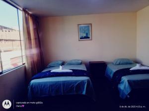 zwei Betten in einem Zimmer mit Fenster in der Unterkunft Golden Spring in San Antonio