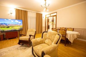 TV a/nebo společenská místnost v ubytování Casa Herneacova- Oaza de liniste