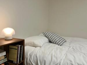 Postel nebo postele na pokoji v ubytování Nangok Sillim KyungIn Edu Seoul National University Sindaebang