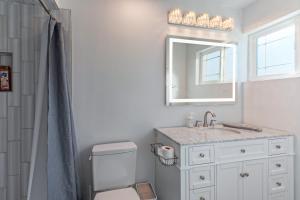 une salle de bains avec lavabo, toilettes et miroir dans l'établissement No Place Like 3bed2bath Home Phoenix Central, à Phoenix 17 autres photos