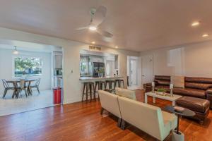 un salon avec un canapé et une table dans l'établissement No Place Like 3bed2bath Home Phoenix Central, à Phoenix