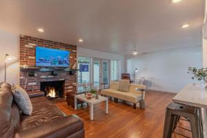 un salon avec un canapé et une cheminée dans l'établissement No Place Like 3bed2bath Home Phoenix Central, à Phoenix