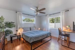 une chambre avec un lit et un ventilateur de plafond dans l'établissement No Place Like 3bed2bath Home Phoenix Central, à Phoenix