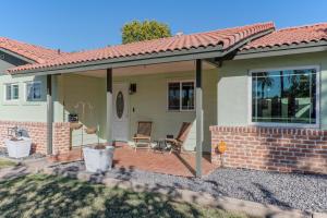 Cette maison dispose d'une terrasse avec un toit. dans l'établissement No Place Like 3bed2bath Home Phoenix Central, à Phoenix