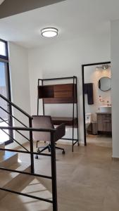 拉巴斯Casa de Las Olas的椅子坐在带浴室的房间里