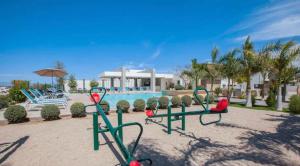 拉巴斯Casa de Las Olas的度假村内设有游泳池和两台健身器材。