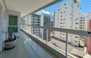 balcón con vistas a un gran edificio en Apartamento Centro, en Guarapari