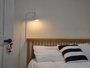 Postel nebo postele na pokoji v ubytování Nangok Sillim KyungIn Edu Seoul National University Sindaebang + 32 fotografií