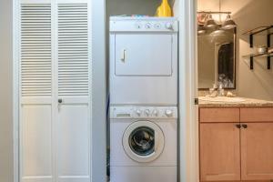 uma cozinha com máquina de lavar roupa num armário branco em Waterfront Condo, 25ft from riverwalk, Pool & HotTub em Portland mais 18 fotografias
