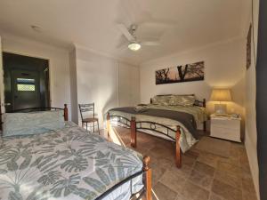 Un dormitorio con dos camas y una mesa y sillas. en Beulah Retreat, en Tara