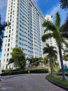 Un gran edificio con palmeras delante. en Staycation near Sucat Toll Gate, en Manila 12 fotos más