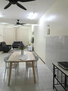 Χώρος καθιστικού στο Homestay Bajet EM3 Pantai Damai 2 +4 φωτογραφίες