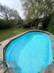 Casa verde في فالي دي برافو: مسبح ازرق كبير مع كراسي في ساحة