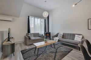 Assemblee Trio Portneuf - 3 Family Units - Spa & Nature في Pont-Rouge: غرفة معيشة مع أريكتين وطاولة +42 صورة