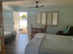 Ένα ή περισσότερα κρεβάτια σε δωμάτιο στο Moore Park Beach Inn