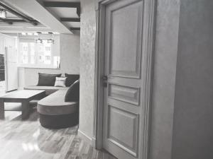 Khu vực ghế ngồi tại Stunning design apartment with Jacuzzi +69 ảnh