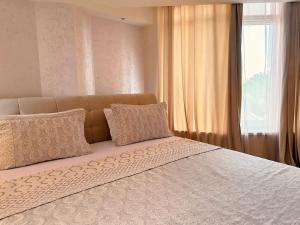 Giường trong phòng chung tại Stunning design apartment with Jacuzzi