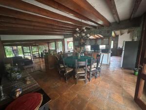 Casa verde في فالي دي برافو: مطبخ وغرفة طعام مع طاولة خضراء وكراسي