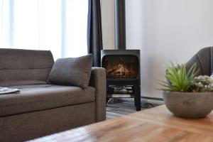 Agora Duo Portneuf - 2 Family Units - 2 Private Spas في Pont-Rouge: غرفة معيشة مع أريكة ومدفأة +31 صورة