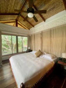 Ένα ή περισσότερα κρεβάτια σε δωμάτιο στο The Sanctuary Wellness Resort