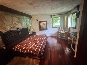 Casa verde في فالي دي برافو: غرفة نوم بسرير كبير وأرضية خشبية +19 صورة