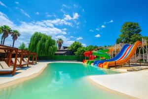 un parque acuático con un colorido tobogán acuático en Capri Hotel y Cabañas, en Villa Carlos Paz
