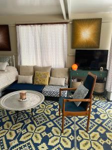 una sala de estar con un sofá y una mesa en Getaway Spa Retreat with Watsu Pool Blue Mountains, en Hazelbrook 22 fotos más