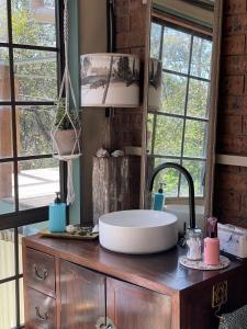 baño con lavabo encima de un armario de madera en Getaway Spa Retreat with Watsu Pool Blue Mountains, en Hazelbrook