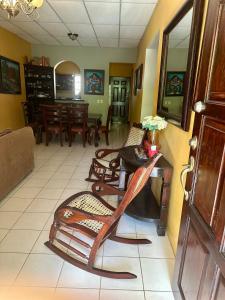 Habitación Doble Twin في ليون: غرفة بها كراسي وطاولة طعام +صورتان