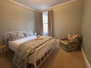 Una cama o camas en una habitación de The Albury