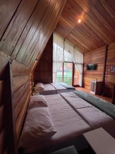 En eller flere senge i et værelse på Cabin Hillside Dieng