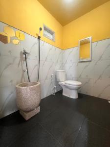 Et badeværelse på Cabin Hillside Dieng