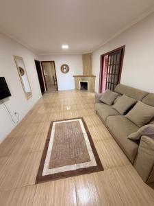 un soggiorno con divano e camino di Pousada São Gabriel - M&M a São Gabriel