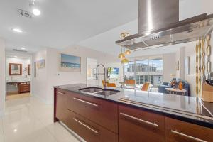 Η κουζίνα ή μικρή κουζίνα στο Luxury Waterfront W Hotel Condo Brickell Skyline Views