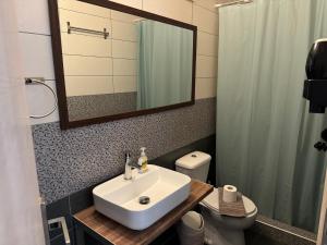 Koupelna v ubytování Orange House