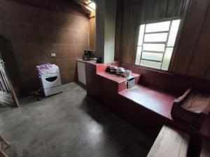 a small bathroom with a sink and a window at Sitio alto valinhos in Itamonte