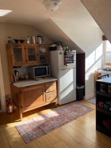 een keuken met een witte koelkast en een magnetron bij The Desert Farm in Escalante