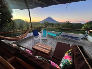 Santa CruzFinca Aisa -Boutique bungalows in Ometepe island的天井配有桌椅和乒乓球设施。