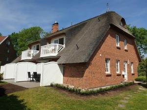 a large brick house with a gambrel roof at Refugium 54° Timmendorfer Strand in Timmendorfer Strand
