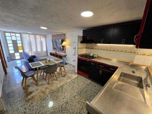 uma vista aérea de uma cozinha com uma mesa e cadeiras em Rincon Urbano Tunja Alojamiento em Tunja mais 25 fotografias