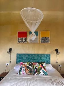 Santa CruzFinca Aisa -Boutique bungalows in Ometepe island的一间卧室配有一张带绿色床头板的床