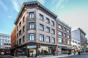 een groot bakstenen gebouw aan een stadsstraat bij District 202 Loft in Québec