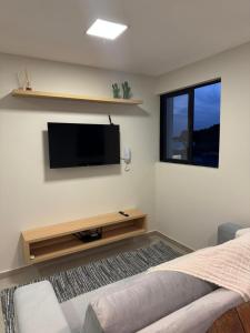 Et tv og/eller underholdning på Apto 2 Quartos Novo e Super Confortável