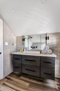 A little piece of heaven... في خليج هاف مون: حمام مزود بحوض ومِرآة