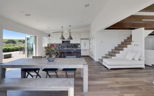 A little piece of heaven... في خليج هاف مون: مطبخ وغرفة معيشة مع طاولة وأريكة +38 صورة