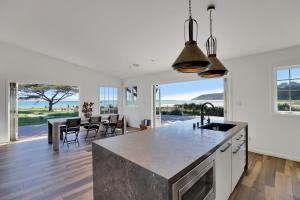 A little piece of heaven... في خليج هاف مون: مطبخ بجدران بيضاء وجزيرة كبيرة مع حوض