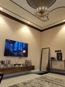 a room with a flat screen tv on the wall at المسكن الزاهي الامير فواز in Jeddah