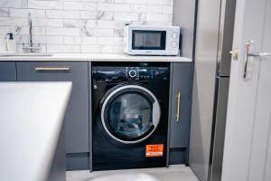 Fotografie z fotogalerie ubytování 3 Bedrooms Luxury Apartment with Free Street Parking and Fast WiFi v destinaci Cardiff